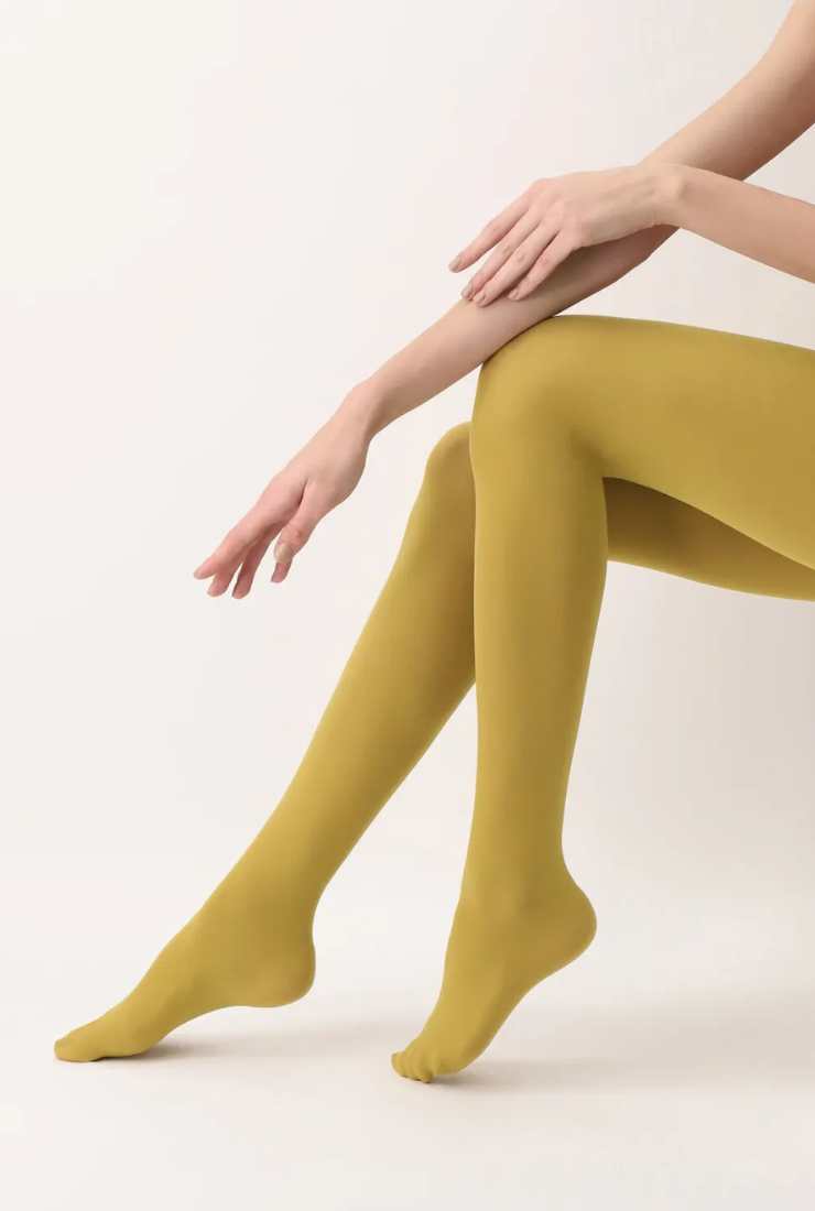 gambe modella collant giallo senape