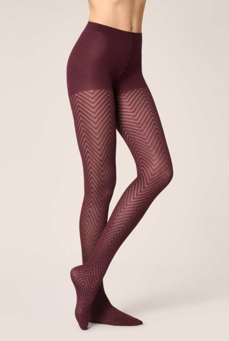 gambe modella collant bordeaux con fantasia zig zag