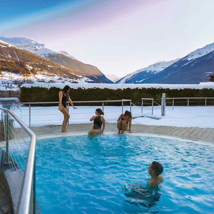 persone in una piscina all'aperto in montagna