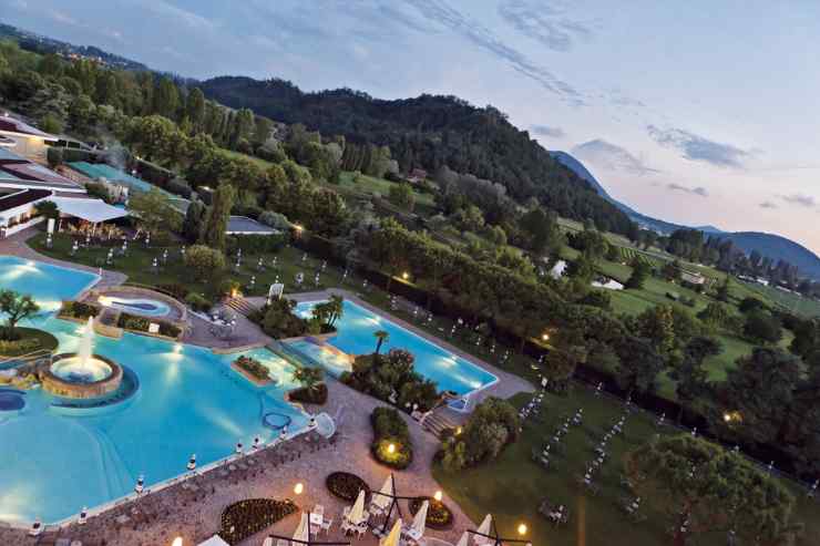 colline e piscine all'aperto con luci