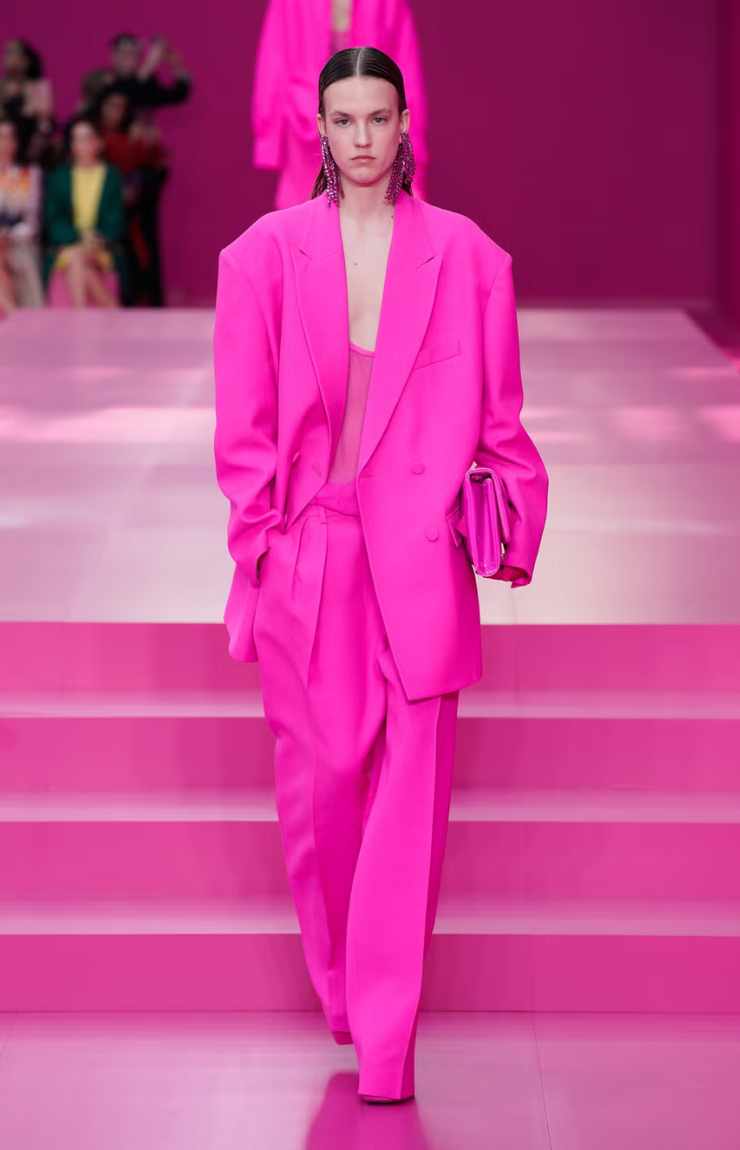 modella tailleur rosa shocking