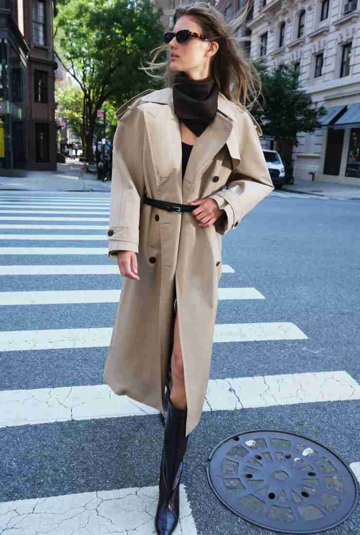 modella con trench oversize