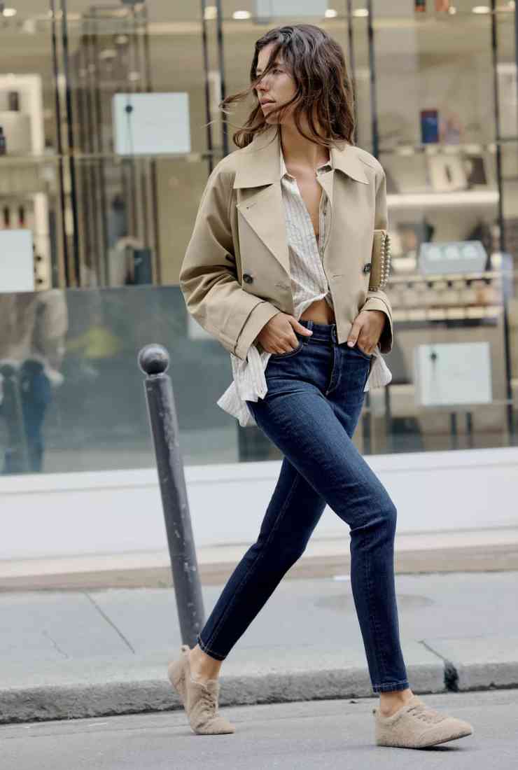 modella con trench corto e jeans