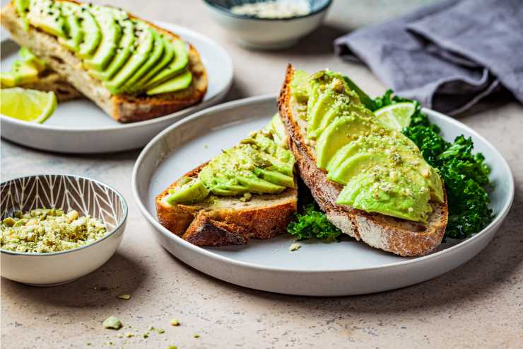 piatto con toast all'avocado