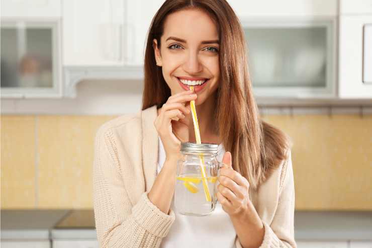 donna che beve acqua e limone