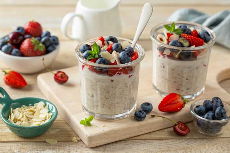 porridge senza cottura a base di fiocchi d'avena, latte e frutta fresca