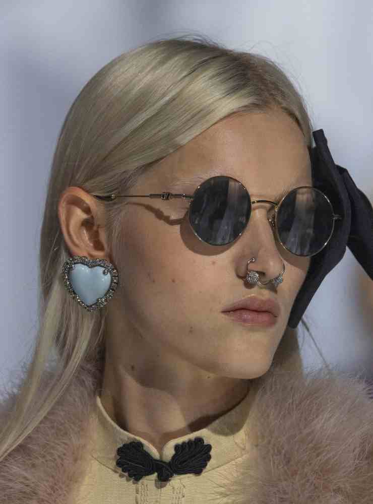 modella con piercing viso e occhiali da sole