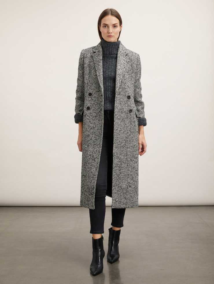 modella cappotto grigio spinato