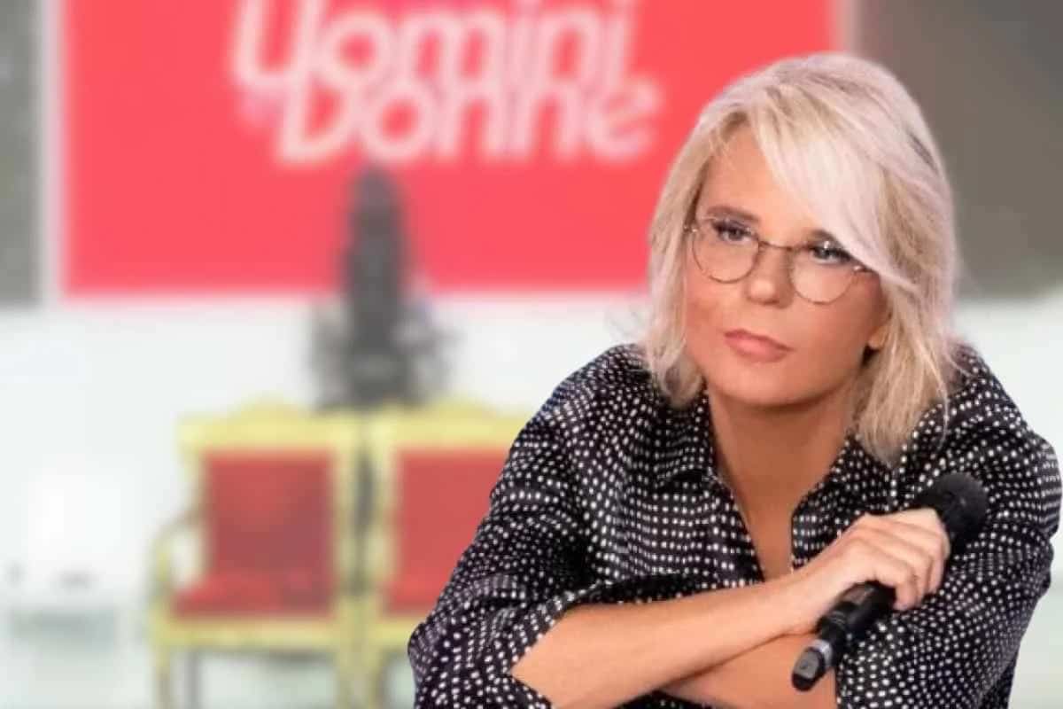 maria de filippi con lo studio di uomini e donne sullo sfondo