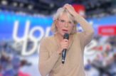 maria de filippi con le mani tra i capelli