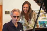 andrea bocelli al pianoforte, la moglie veronica berti lo guarda