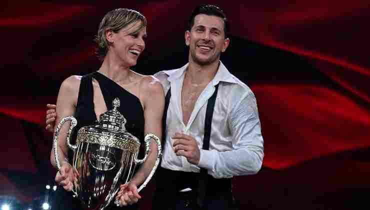 federica pellegrini e pasquale la rocca con la coppa di ballando con le stelle