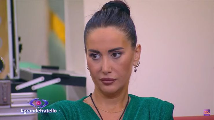 jessica morlacchi con i capelli alzati