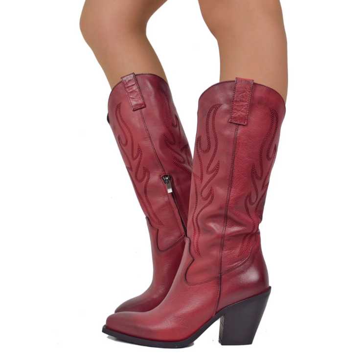 gambe donna con stivali texani in pelle rossa