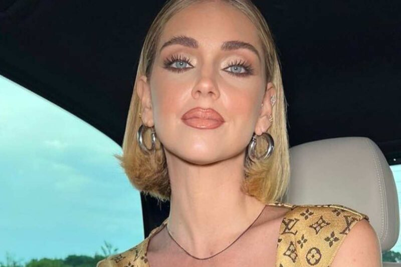 chiara ferragni con il casdchetto