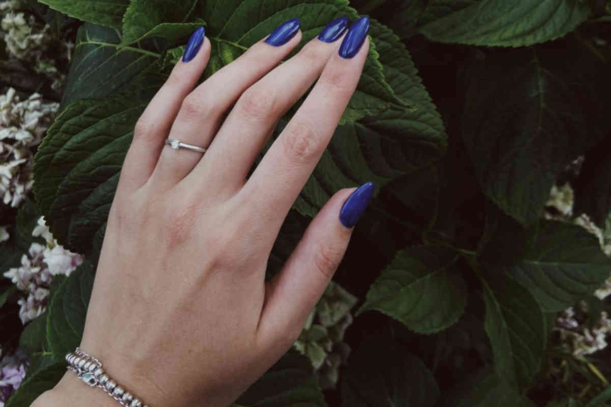 Manicure scura blu notte