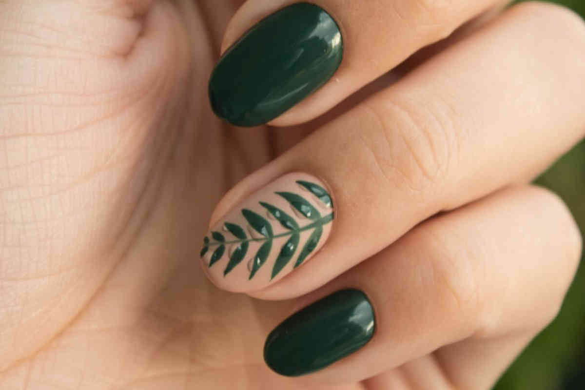 Manicure scura verde bosco