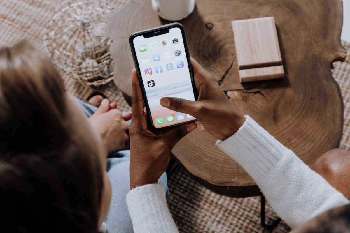 Ragazza con smartphone in mano