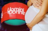 donna incinta con logo uomini e donne