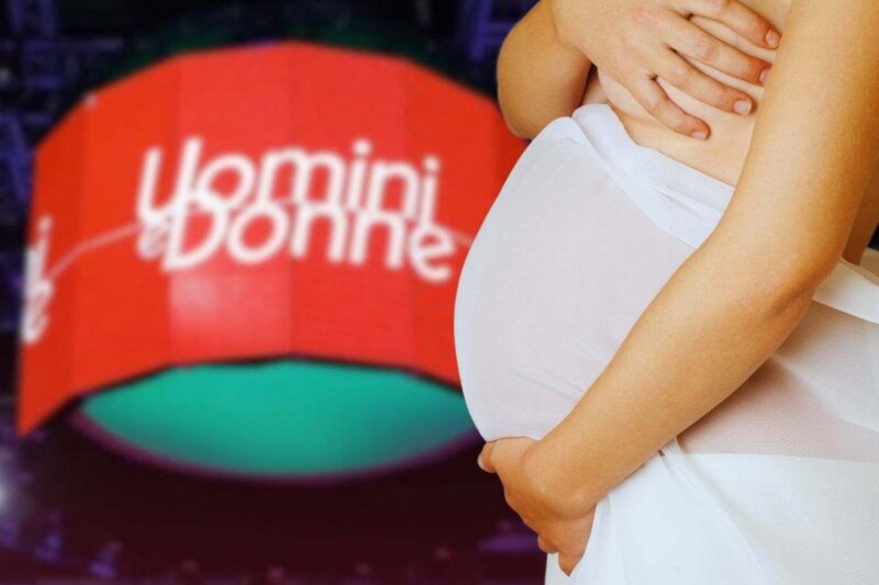 donna incinta con logo uomini e donne