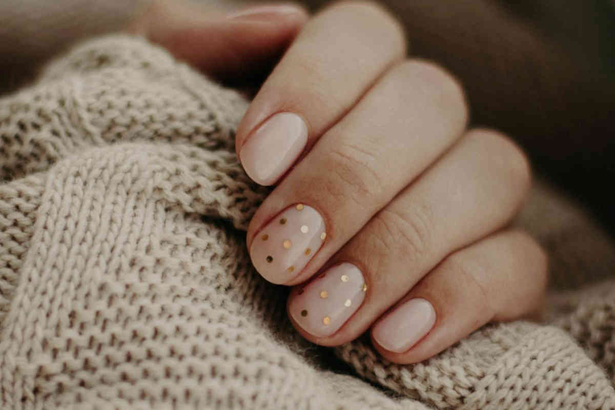 Primo piano di nail art minimaliste