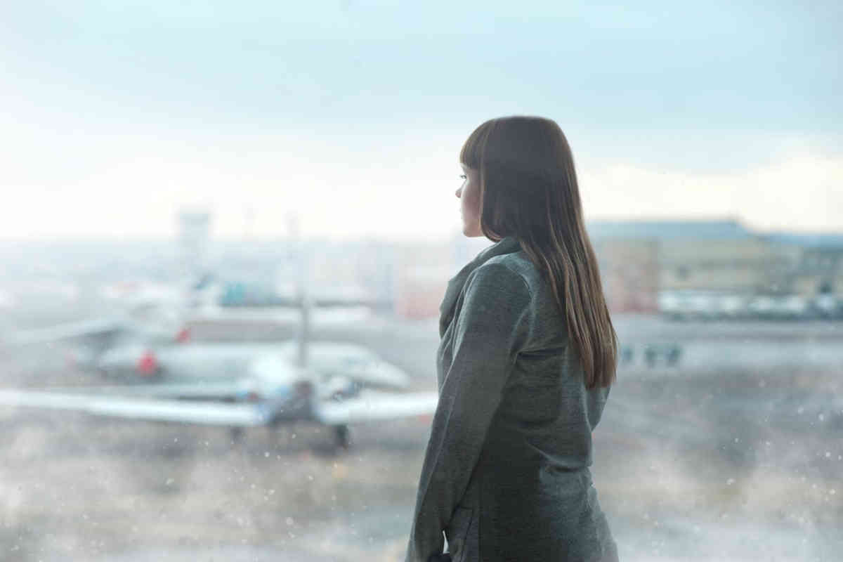 Ragazza all'aeroporto