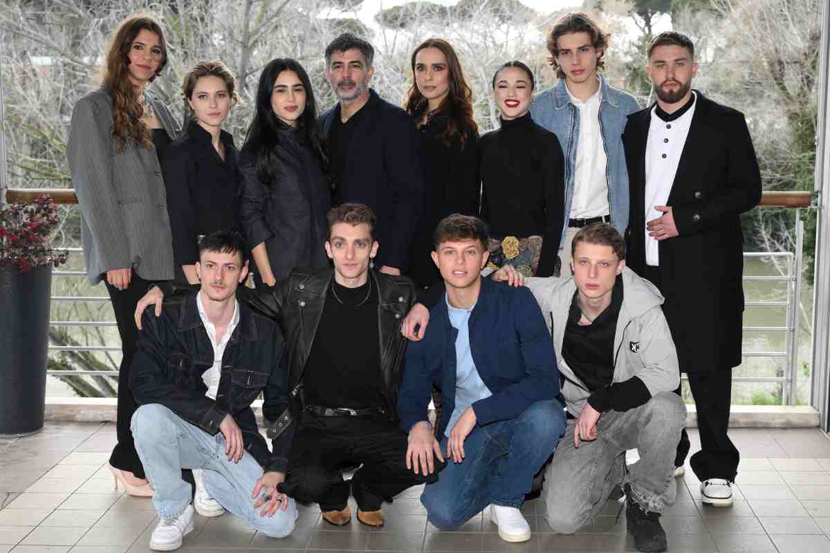 foto di gruppo del cast di mare fuori 5