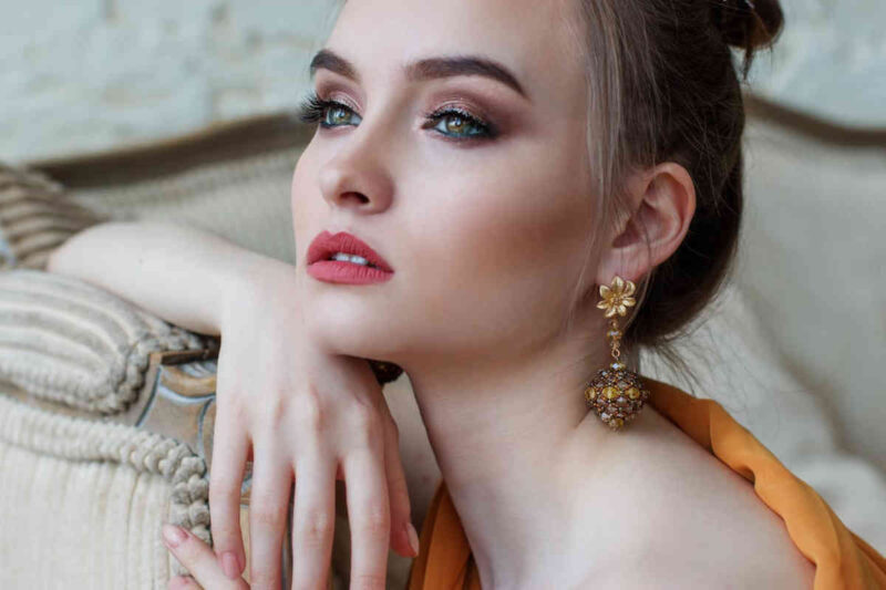 Ragazza con un trucco elegante