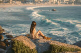 Ragazza che guarda l'Oceano