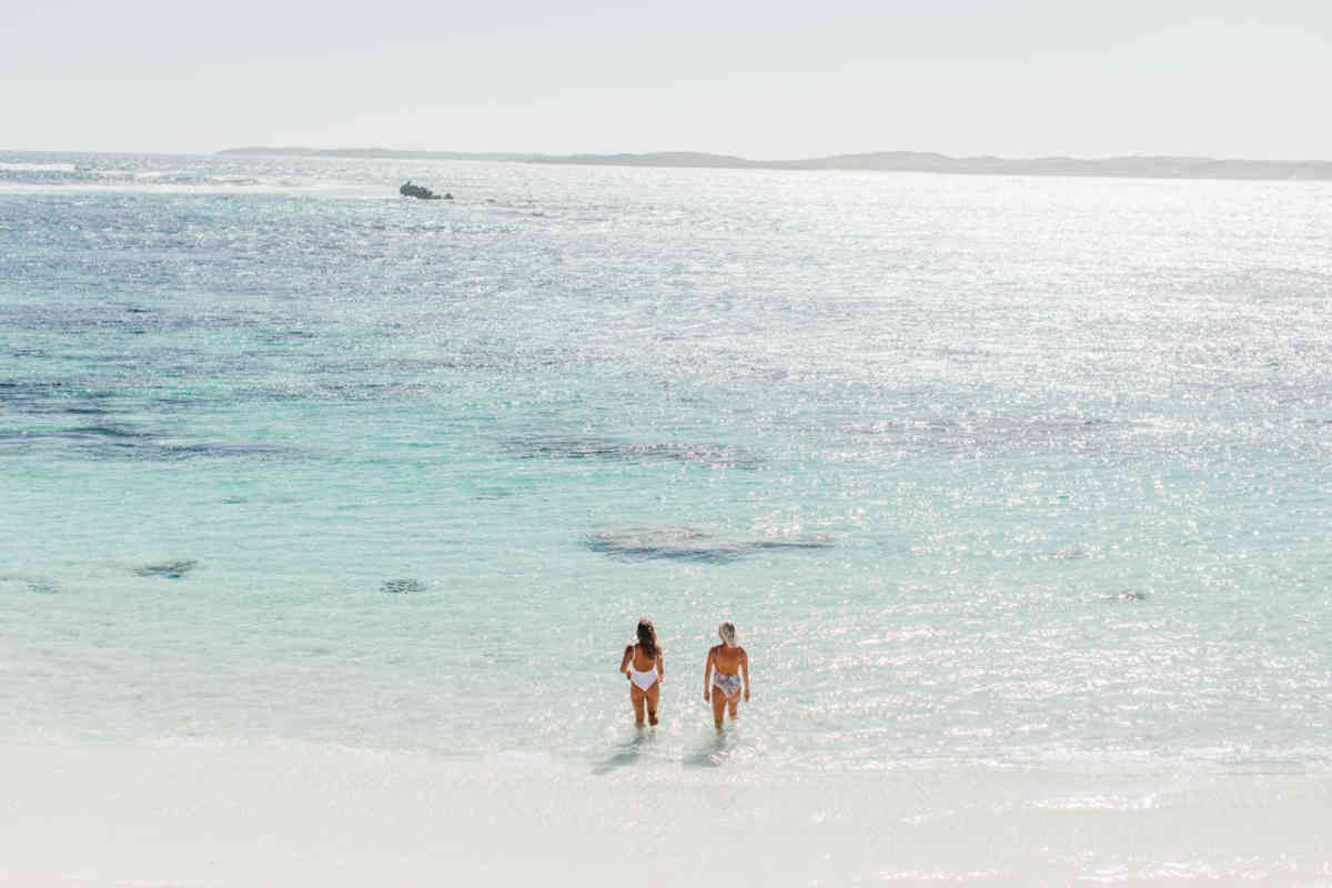 Due ragazze in mare